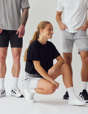 To mandlige og en kvindelig model iført yse og mørkegrå denim shorts