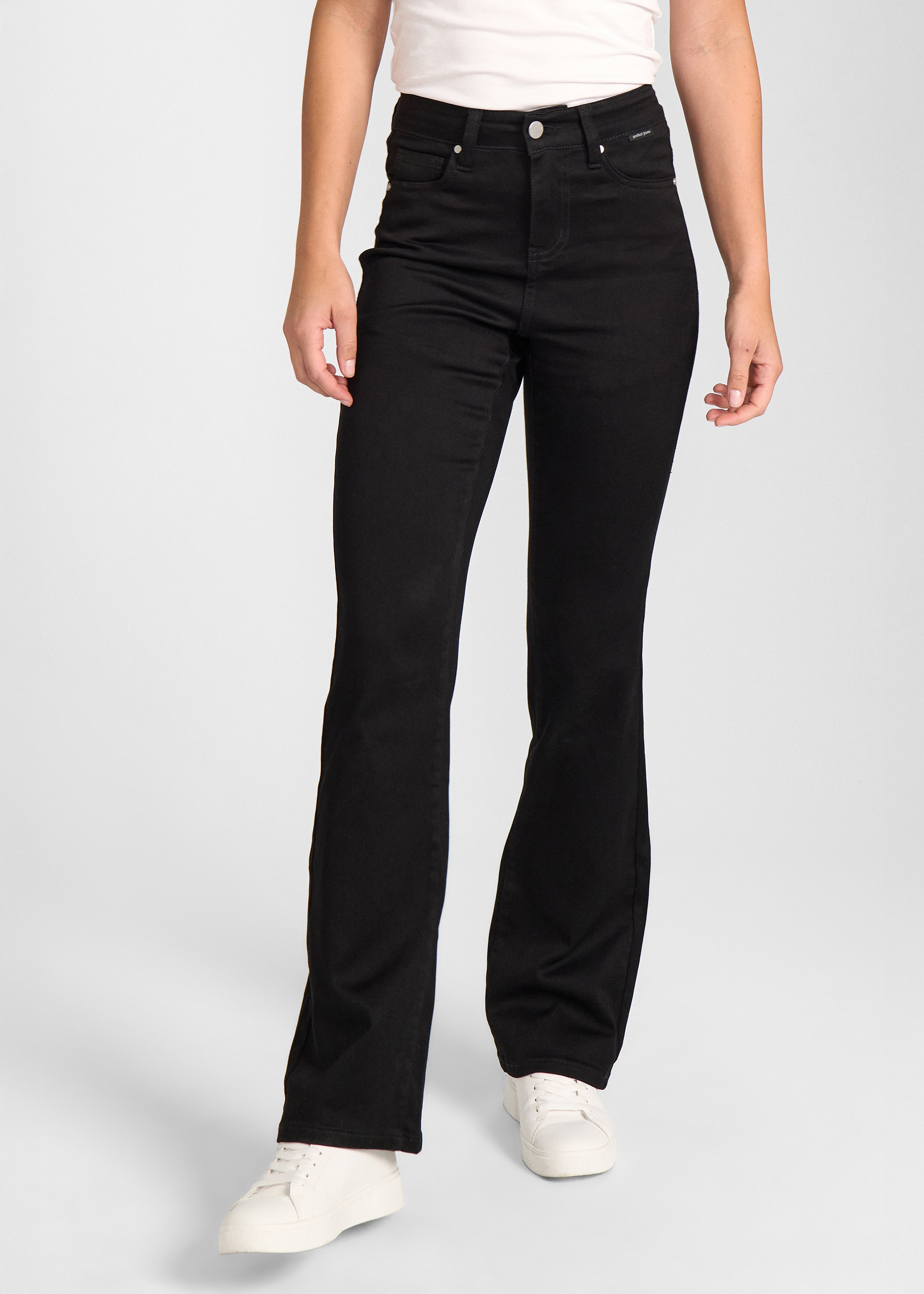 Sort bootcut jeans, modelnavn Ravens, som sidder tæt om hofter og lår med et let svaj fra knæet og ned, set forfra.