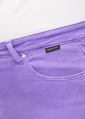 Detaljebillede af forlommen på de lilla slim capris i farven Lavenders – logo og snit fremhævet.