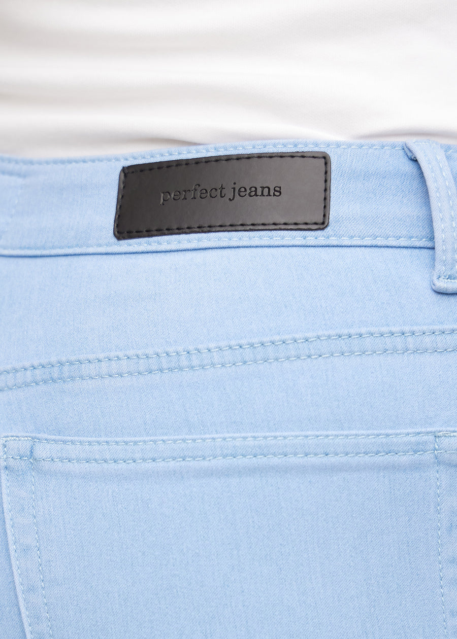 Baglommen på et par lyseblå regular middle shorts, hvor man kan se logoet på en plus-size model.