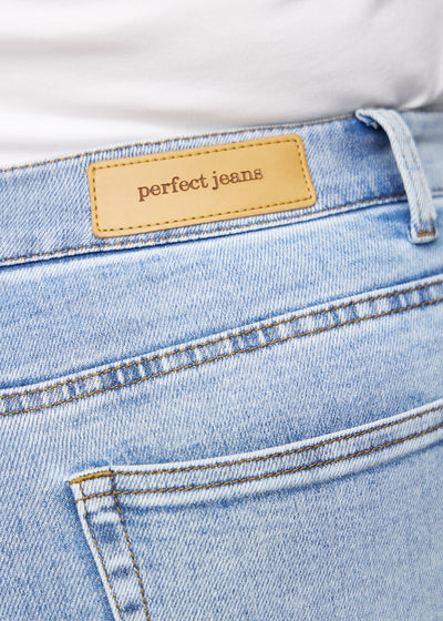 Baglommen på et par lys denim regular jeans, hvor man kan se logoet på en plus-size model.